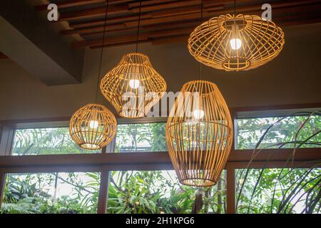 Paralume in vimini fatto a mano decorato nella lobby, foto d'inventario Foto Stock