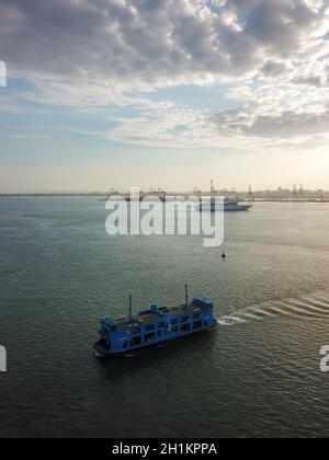 Georgetown, Penang/Malaysia - Feb 28 2020: Viaggio in traghetto blu in mare. Foto Stock