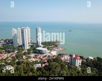 Georgetown, Penang/Malaysia - Mar 03 2020: Vista aerea Tanjung Bungah Hotel, condominio accanto al mare. Foto Stock