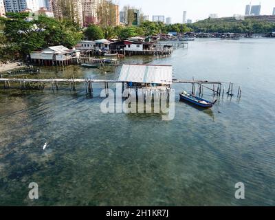 Georgetown, Penang/Malaysia - Mar 17 2020: Vista aerea villaggio di pescatori a Jelutong. Foto Stock