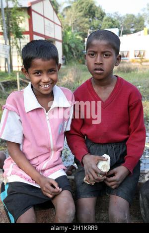 Ritratto di bambini tribali in un villaggio Kumrokhali, India Foto Stock