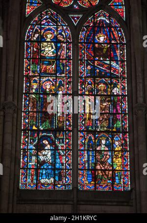 Troyes, Francia - 31 agosto 2018: i colori le finestre di vetro macchiate di Troyes cattedrale dedicata a San Pietro e di San Paolo. Francia Foto Stock