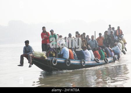 Foschia mattutina sul santissimo di fiumi in India. Delta del Gange in Sundarbans, West Bengal, India. Foto Stock