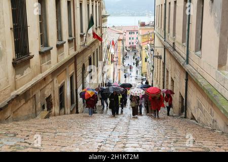 I turisti saliscono le scale in strada, Portoferraio, Italia Foto Stock