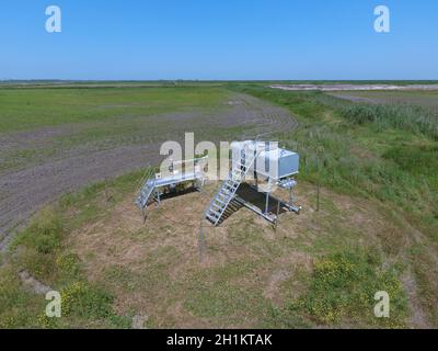 Equipaggiamento di un pozzo di petrolio. Le valvole di intercettazione e l'equipaggiamento di servizio. Foto Stock