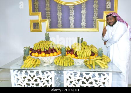 2020 luglio, Sala per matrimoni Riyadh, Arabia Saudita, Un uomo Saudita in piedi per servire frutta decorata su un tavolo durante l'evento di nozze nella sala per matrimoni Riyadh Foto Stock