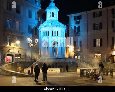 Acqui Terme, Italy - jan 2020: Piazza centrale romanica con fontana d'acqua termale. Qui i turisti possono bere acqua calda sulfurea o soffrire con w bollente Foto Stock