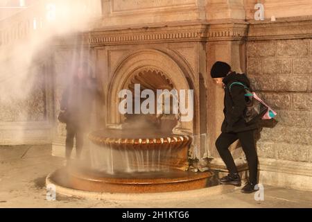 Acqui Terme, Italy - jan 2020: Piazza centrale romanica con fontana d'acqua termale. Qui i turisti possono bere acqua calda sulfurea o soffrire con w bollente Foto Stock