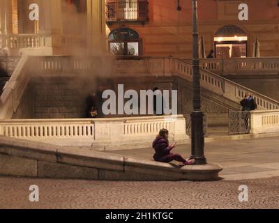 Acqui Terme, Italy - jan 2020: Piazza centrale romanica con fontana d'acqua termale. Qui i turisti possono bere acqua calda sulfurea o soffrire con w bollente Foto Stock