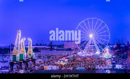 Szczecin, Polonia, 2019 giugno Cranes chiamato Dzwigozaury, parco di divertimenti a Odra River Boulevards. Folle di turisti che si godono giorni del festival del mare Foto Stock