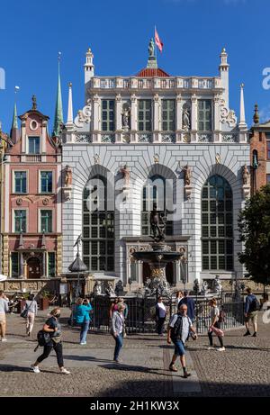 Gdansk, Polonia - 6 settembre 2020: Fontana di Nettuno e Artus Court; a Long Market Street a Gdansk. Polonia Foto Stock