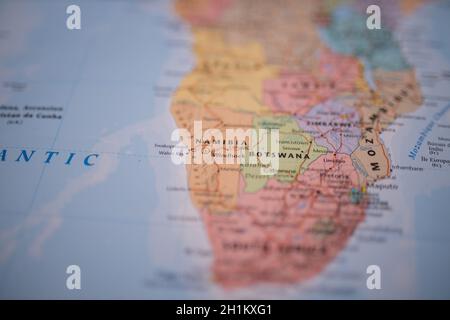 Namibia su una mappa dell'Africa australe con le sue strade principali segnate in rosso e il resto dei paesi sfocati Foto Stock