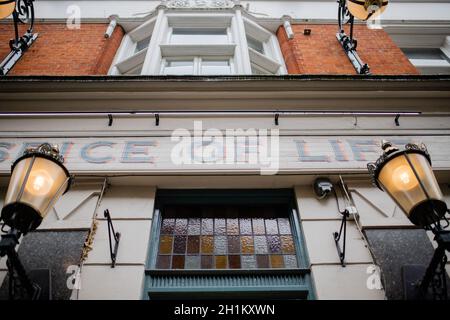 Londra, UK - 30 settembre 2020: Vista ad angolo basso dell'entrata di un pub britannico, il suo cartello, e una finestra tra due lampade Foto Stock