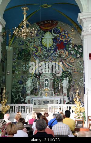 Santa Messa per i pellegrini nella Chiesa cattolica di Saint Eustache in Dobrota, Montenegro Foto Stock