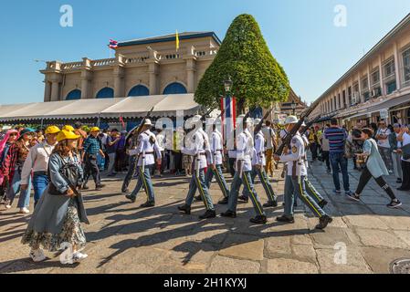 Bangkok, Thailandia - 7 dicembre 2019: Parata del Cambio della Guardia al Grand Palace, Bangkok, con la guardia del Re cerimoniale dalle forze Armate reali Tailandesi. Foto Stock