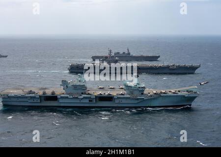 Baia di Bengala, India. 17 ottobre 2021. Un jet da caccia furtivo del corpo marino degli Stati Uniti F-35B Lightning II con i Wake Island Avengers of Marine Strike Fighter Squadron 211, Lancia dal ponte di volo della Royal Navy Fleet Flagship HMS Queen Elizabeth mentre vaga insieme al portaerei USS Carl Vinson della Marina degli Stati Uniti di classe Nimitz e al cacciatorpediniere JS Kaga della forza di autodifesa marittima del Giappone di classe Izumo il 17 ottobre 2021 nella baia di Bengala, India. Credit: MC2 Russell Lindsey/U.S. Navy/Alamy Live News Foto Stock