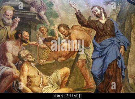 LUBIANA, SLOVENIA - GIUGNO 30: Gesù Miracoli - Raising Lazzaro, affresco nella Cattedrale di San Nicola, nella capitale Lubiana, Slovenia, il Giu Foto Stock