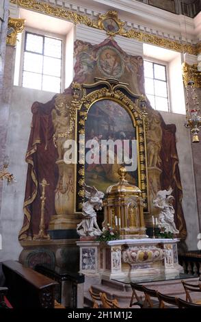 LUBIANA, SLOVENIA - 30 GIUGNO: Altare nella Cattedrale di San Nicola nella capitale di Lubiana, Slovenia il 30 giugno 2015 Foto Stock