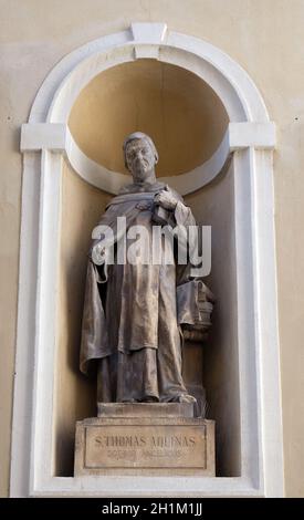 LUBIANA, SLOVENIA - 30 GIUGNO: San Tommaso d'Aquino sulla facciata della Cattedrale di San Nicola nella capitale Lubiana, Slovenia, il 30 giugno 2015 Foto Stock