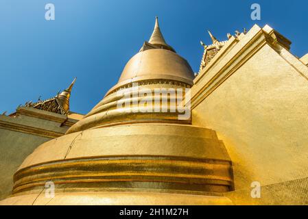 Bangkok, Thailandia - 7 dicembre 2019: Mosaico dorato su stupa, Chedi primo piano, pagoda d'oro al Tempio del Buddha di Smeraldo, Grand Palace a Bang Foto Stock