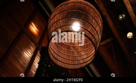 Lampada d'epoca nel ristorante. Primo piano della lampada nel ristorante. Decorazione interna. Luci interne. Foto Stock