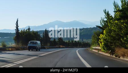 Auto sulla strada e montagne dietro di esso a Creta, Grecia Foto Stock