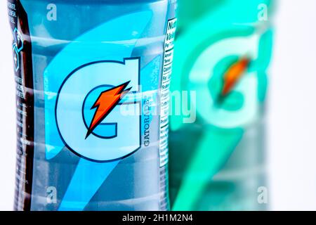 Calgary, Alberta, Canada. 16 novembre 2020. Primo piano con una bottiglia di plastica con logo Gatorade Sport drink. Foto Stock