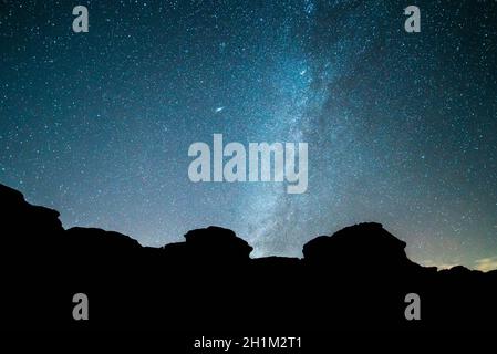 Via lattiginosa sopra le rocce nel rum wadi di notte Foto Stock