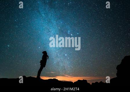 Donna nel deserto in Giordania, wadi rum, sotto la via lattiginosa Foto Stock