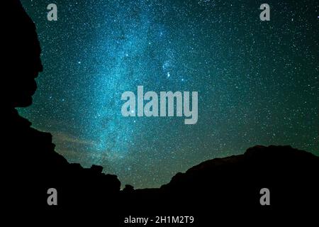 Via lattiginosa sopra le rocce nel rum wadi di notte Foto Stock