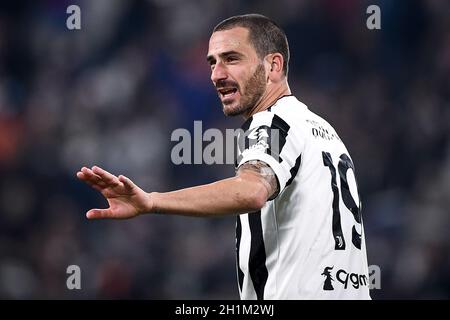 Torino, Italia. 17 ottobre 2021. Leonardo Bonucci della Juventus FC si fa avanti durante la serie Una partita di calcio tra la Juventus FC e LA AS Roma. Credit: Nicolò campo/Alamy Live News Foto Stock