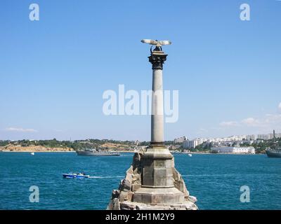 La nave fiorita in pietra è un monumento a Sevastopol, un simbolo architettonico della città, installato vicino al viale Primorsky vicino a Piazza Akhimov Foto Stock