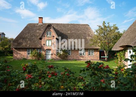 NEBEL, GERMANIA - 29 SETTEMBRE 2020: Immagine panoramica di una tradizionale casa Frisia contro il cielo blu il 29 settembre 2020 su Amrum, Germania Foto Stock