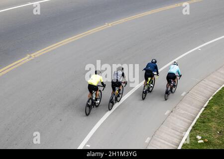 LA CALERA COLOMBIA - OTTOBRE, 2020: Gruppo di ciclisti dilettanti sulla strada tra Bogotà e la Calera sulle montagne in Colombia Foto Stock