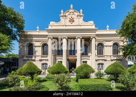 Bangkok, Thailandia - 7 dicembre 2019: Il Tempio del Museo del Buddha di Smeraldo (Museo Wat Phra Kaew) nel Grand Palace di Bangkok, Thailandia Foto Stock