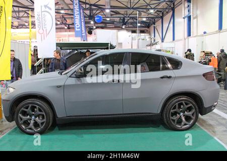 La moderna vettura BMW di colore grigio viene presentata alla fiera di Kiyv. BMW auto del marchio tedesco Foto Stock