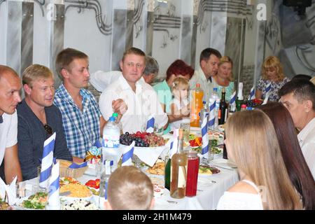 Tavolo festivo con piatti deliziosi. Molti piatti a tavola per le vacanze in famiglia. Gli ospiti si sono riuniti a un tavolo festivo. I parenti pranzano durante le feste Foto Stock