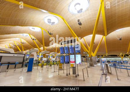 Madrid, Spagna - 21 novembre 2019: Terminal 4 dell'aeroporto Barajas di Madrid in Spagna. Foto Stock