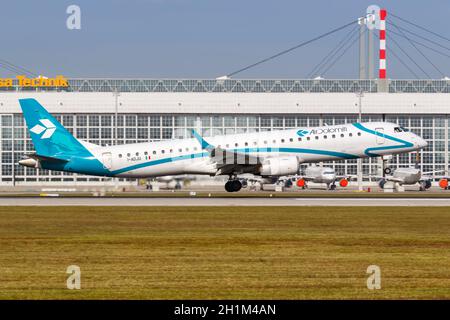 Monaco di Baviera, Germania - 21 ottobre 2020: Aereo Air Dolomiti Embraer ERJ 195 all'aeroporto di Monaco in Germania. Foto Stock