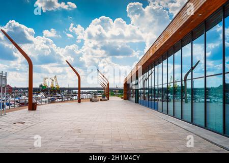 Marina nord-orientale sull'isola di Grodzka sul fiume Odra con vista su motoscafi e vecchie gru chiamato Dzwigozaury a Szczecin, Polonia Foto Stock