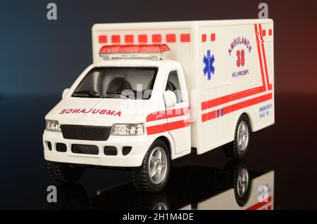 Un camion di ambulanza di primo soccorso sulla scena. Foto Stock