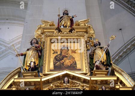 La Vergine Maria con il Bambino Gesù circondato da statue di santi, Saint Nicholas altare nella chiesa di San Leodegar a Lucerna, Svizzera Foto Stock