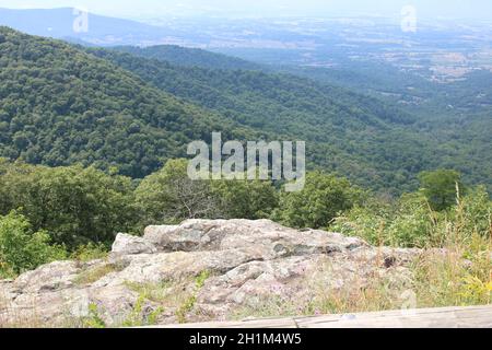 Splendida vista sulle montagne ricoperte di foresta con valli sullo sfondo Foto Stock