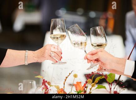 Berlino, Germania. 18 Ott 2021. All'International 'Art de Vivre Competition' per il personale di servizio in ristoranti e alberghi, gli ospiti brindiseranno con vino bianco. Credit: Annette Riedl/dpa/Alamy Live News Foto Stock