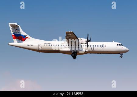 Atene, Grecia - 22 settembre 2020: Aereo Sky Express ATR 72-500 Aeroporto di Atene in Grecia. Foto Stock