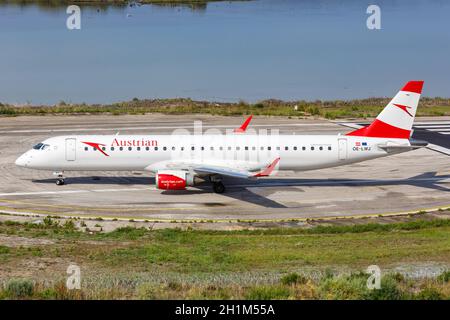 Corfù, Grecia - 19 settembre 2020: Austrian Airlines Embraer 195 aereo all'aeroporto di Corfù in Grecia. Foto Stock