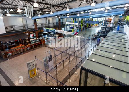 Ahden, Germania - 8 agosto 2020: Edificio terminale dell'aeroporto di Paderborn Lippstadt in Germania. Foto Stock