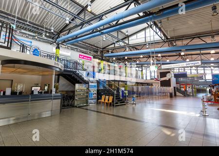 Ahden, Germania - 8 agosto 2020: Edificio terminale dell'aeroporto di Paderborn Lippstadt in Germania. Foto Stock