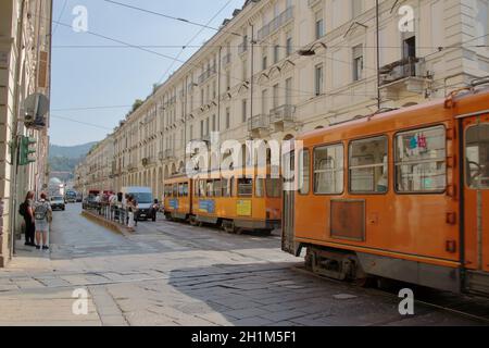 Torino, Italia - settembre 2020: Tram storici percorrono la via po centrale e sullo sfondo la Basilica della Grande Madre. Foto di alta qualità Foto Stock