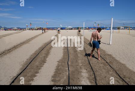 Rio de Janeiro, Brasile - 26 febbraio 2020: Innaffiatura di sabbia calda sui sentieri a Copacabana Beach, Rio de Janeiro, marzo 2020 Foto Stock